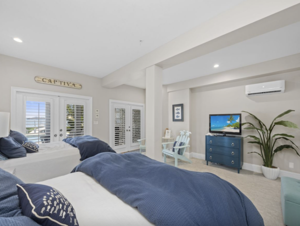 Bay to Gulf  Luxury Five Bedroom Vacation Home with Pool